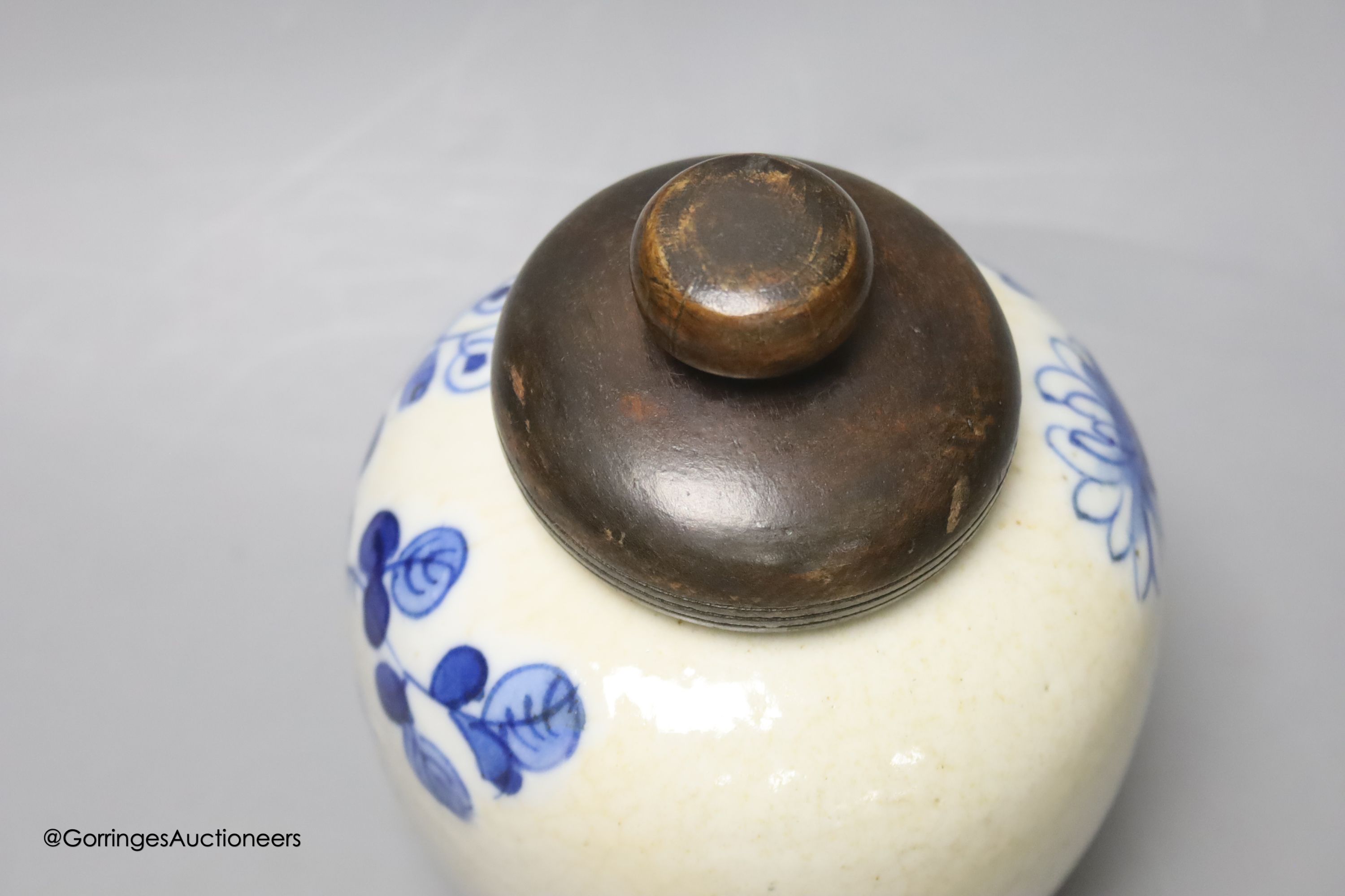 A Chinese blue and white crackle glaze jar and cover, early 20th century, height 12cm (excluding cover)